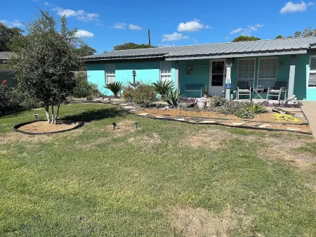 Beautiful home minutes from and Rockport and Fulton attractions. Отели рядом с достопримечательностью «Парк Рокпорт Бич»