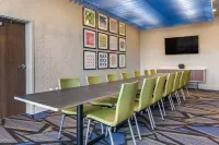Holiday Inn Express & Suites CARLISLE SOUTHWEST – I-81 by IHG - parking