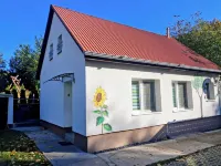 Guesthouse Rand Berlin - Nussbaum for 3 adults or 2 adults + 2 children up to 12 years.