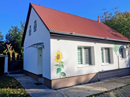 Guesthouse Rand Berlin - Nussbaum for 3 adults or 2 adults + 2 children up to 12 years.
