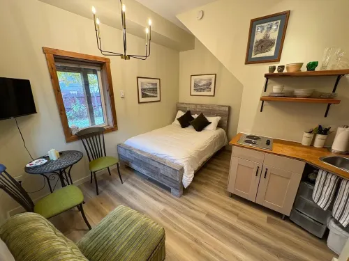 Located in Downtown Whitehorse - Basekamp Hotel a Yukon