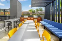 홈2 스위트 바이 힐튼 크레스트뷰 I-10