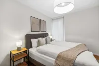 Modern 2 Bdr-flat top Location - Wifi