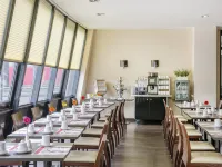 Hotel Freiburg City Center by Leonardo Hotels Hotels near Schlossberg