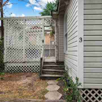 Modern Midtown Carriage House Hotel Exterior
