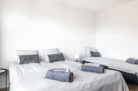 Central 1BR Apartment with Free Parking Hotels in 