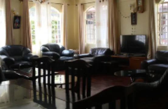 寧靜家庭旅館 納羅莫魯酒店