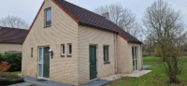 Detached 6-person bungalow with lake views directly on the swimming lake