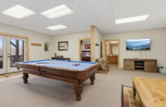 Long Range Views + Serenity! 4 BR Cabin with Hot Tub, Game Room, Fire Pit!