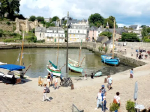 Exceptional view of the port of St-Goustan for this renovated 2-room apartmen Hotéis em Auray