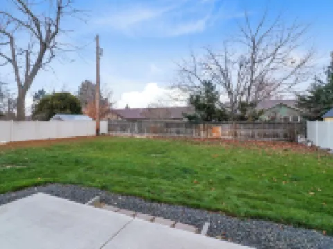 Charming 3-bedroom house in Caldwell with WiFi and AC.