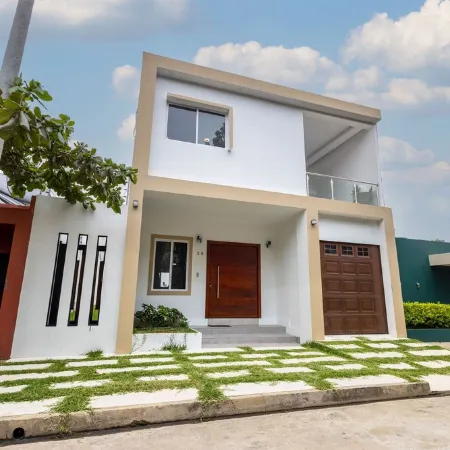 Comfortable Family Home in El Salvador – AC, Hot Water, Wi-Fi, Daily Cleaning