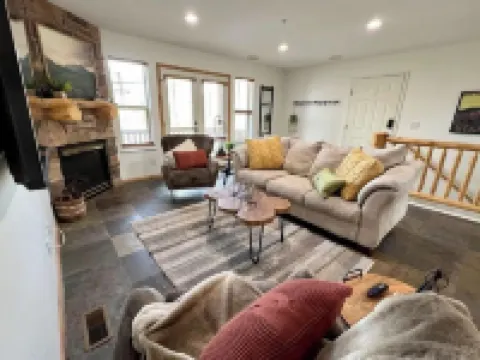 Spacious Eden Retreat – Modern Comfort, Scenic Views & Room for 11
