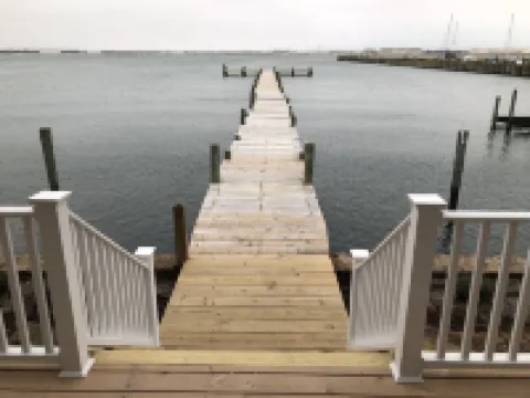 Mariners Cove 4 Bedroom Cottage by RedAwning