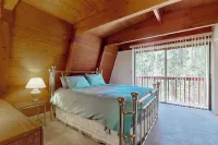 3BR Charming Cabin w/ Deck, Yard Games & View - 3 stjerner