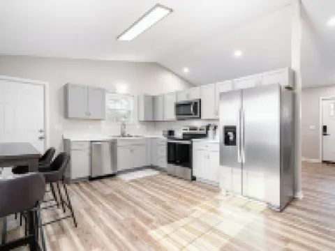 Ultimate Family Escape - 5BR 2.5BA - 2 Living Rooms Hoteles en Radcliff