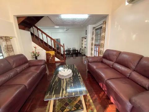 รูปภาพของบ้านพักบังกะโลปรับปรุงใหม่ที่สวยงาม 2 ชั้น