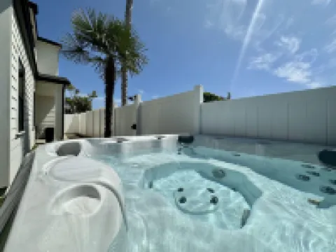 メディタレーニアン モダン ステップス トゥ ビーチ ダイニング ウィズ スパ