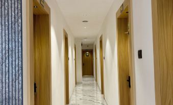 THE HYDE PARK INN