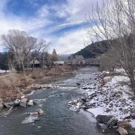 Views! in the Pines. Custombuilt, 2-Bdrm Home, Privacy. 3 Miles to Town.