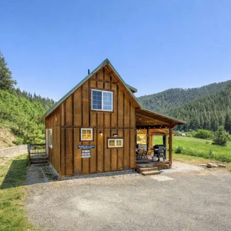 Beaver Hill Cabin Near Plain 2 Bedroom Home by NW Comfy Cabins by RedAwning