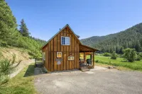 Beaver Hill Cabin Near Plain 2 Bedroom Home by NW Comfy Cabins by RedAwning
