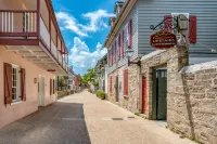 Colonial Quarter Hideaway With Modern Comforts & Balcony - Near the Beach - Huoneistot