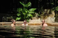 Opal Hot Springs & Holiday Park - suối nước nóng