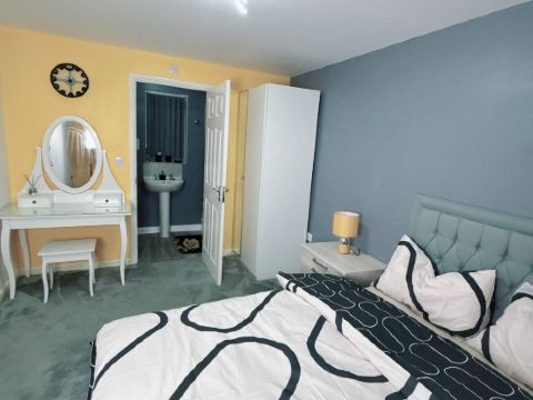 Ellas Stays - Bolton