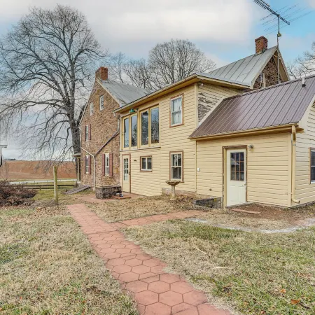 Rural & Historic Detour Escape w/ Horses On-site!