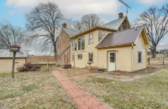 Rural & Historic Detour Escape w/ Horses On-site!