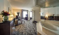 Monte Carlo Inn Oakville Suites - Romantic