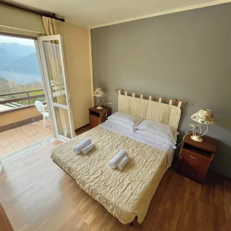 Hotel Ristorante la Sorgente Отели в г. Плезио