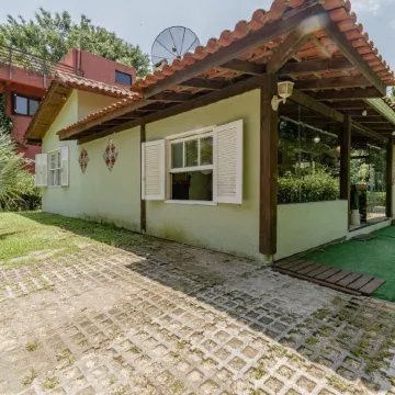 Casa em Condom nio com Piscina e rea Gourmet