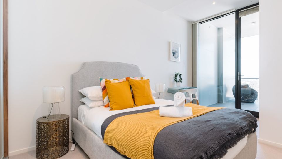 1-Bed with Amazing Views, Pool, Gym, BBQ & Parking