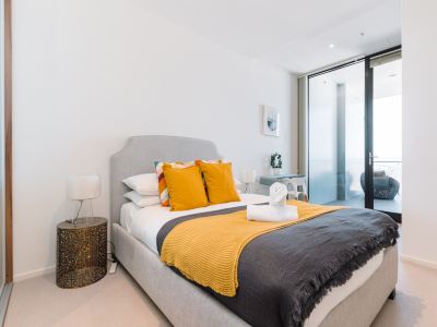 1-Bed with Amazing Views, Pool, Gym, BBQ & Parking