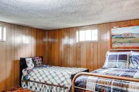 Charming Tropic Home by a Farm Near Bryce Canyon! - parking
