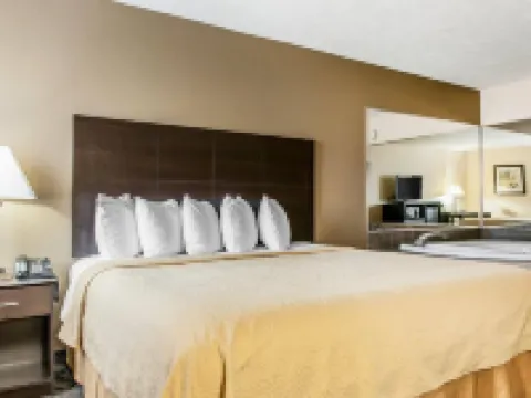 Quality Inn & Suites Mattoon South Hotels in Mattoon