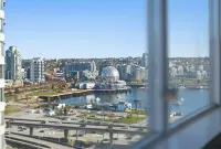 Luxury Downtown Ocean+Mountain views A/C Comfort Pool / hot tub/ sauna/ gym