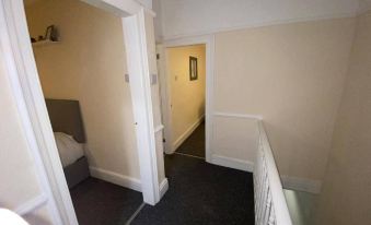 Spacious 4BR House, Garden Retreat, Parking