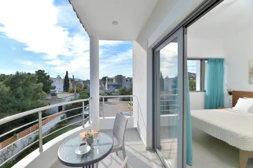 Sun Day Rooms & Studios - Free Airport Shuttle - parking