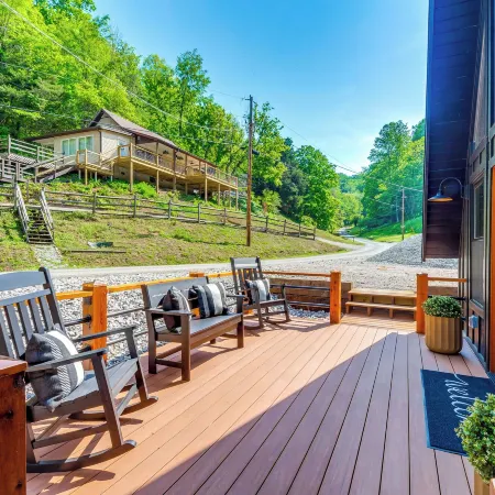 Steps to Dale Hollow Lake! Cozy A-frame Cabin