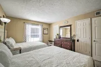 Game Day Retreat Pool Access, 2 Mi to Texas A and M - Apartments