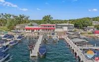 豐塔納的泳池、海灘步道和湖景 酒店