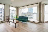 Spacious City Retreat with Balcony - Apartments