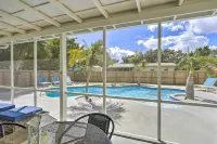 Merritt Island Oasis w/ Pool ~ 7 Mi to Beach! - parkir