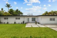 Villa Solara | Pool · Cinema · Basketball Court