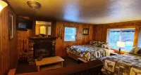 The Wilderness Inn: Chalets - Parkplatz