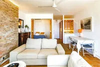 Newly Renovated Beachfront Apartment Ideally Located in Penelope - إطلالة على البحر