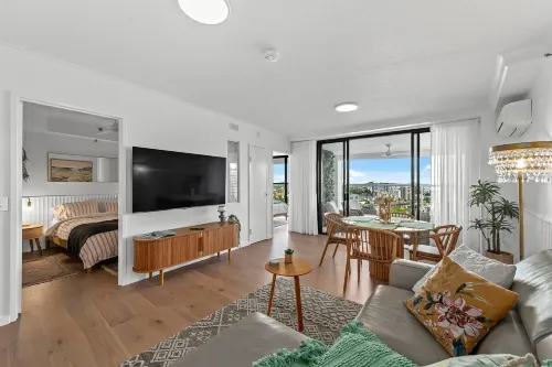 Stunning! 2Bed, 1Bath, 1Car, VIEWS ~ CBD - Jacuzzi